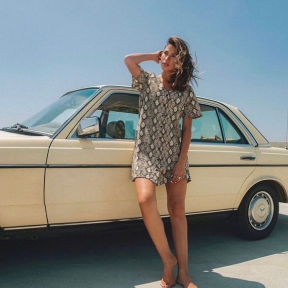 crescent drive Dresses & Skirts - Snakeskin print shirt dress above the‎ knee. V neck . No stretch.